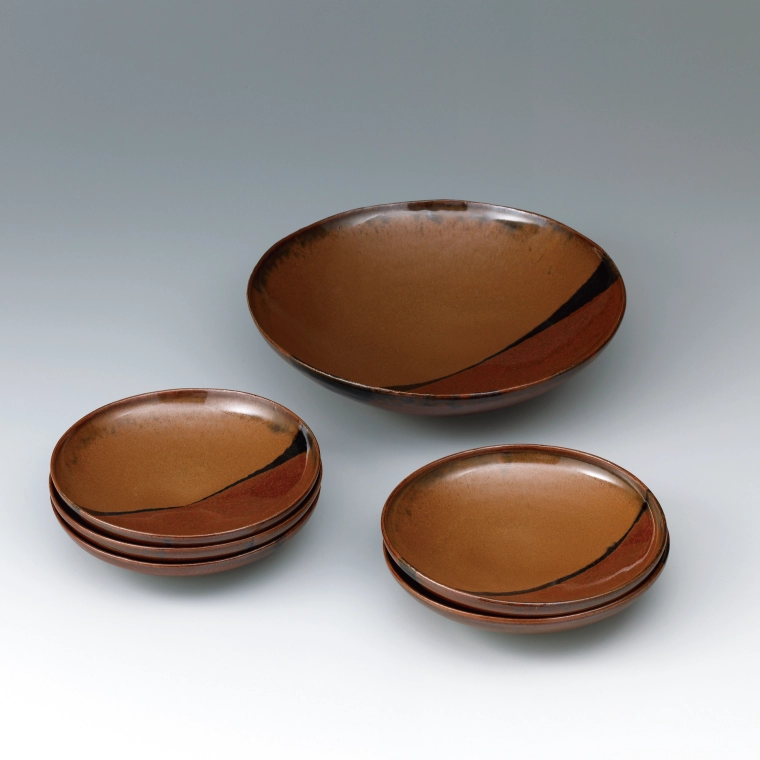 photo Set of large and small bowls with persimmon glaze in kakewake style.