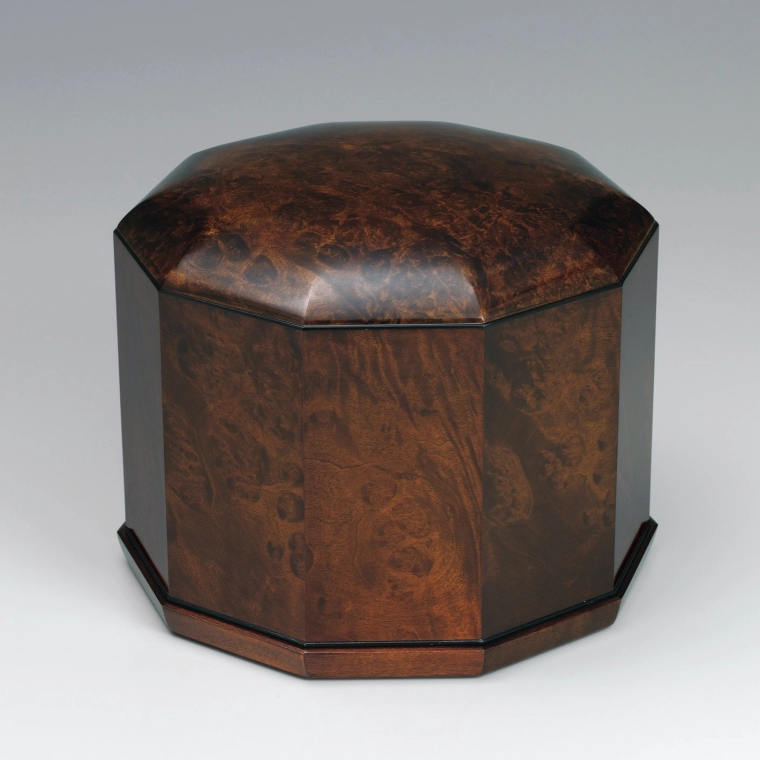 photo Decagonal box of hōnoki wood finished in wiped urushi.