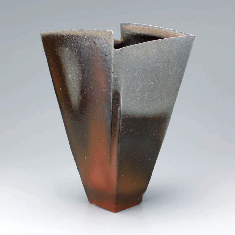 photo Bizen flower vessel with wide mouth.