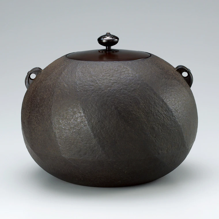 photo Twelve-sided tea ceremony kettle.