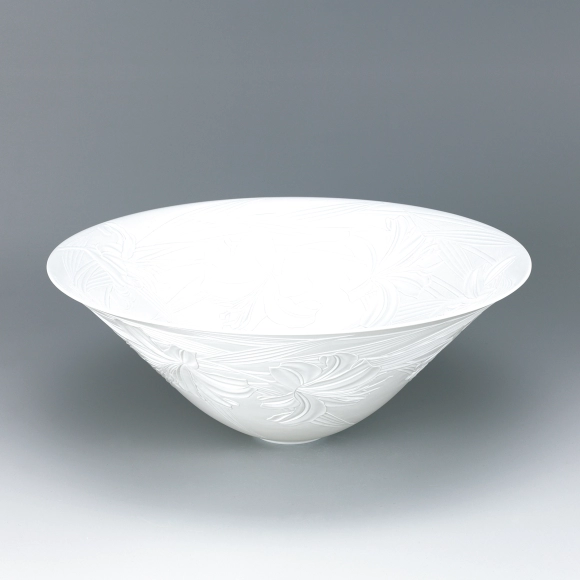 Bowl with Lilium Casa Blanca design in intaglio.