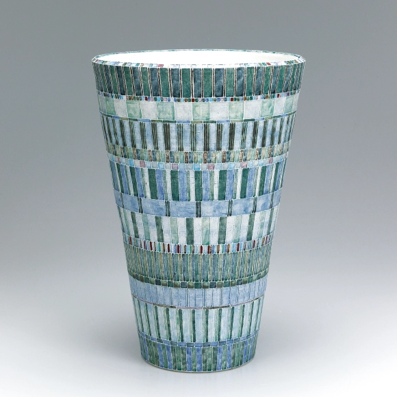 Flower vessel with tsutsugaki  and light color decoration.