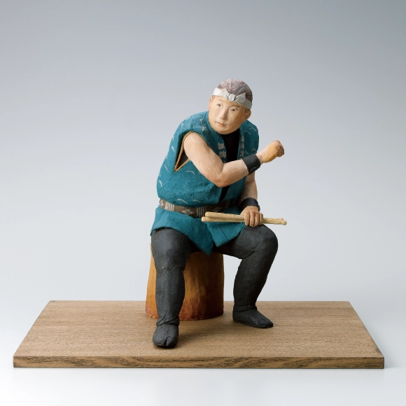 “Waiting for his turn to perform”. Ceramic sculpture.