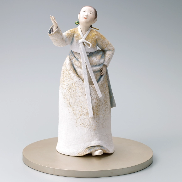 “Enjoying viewing the moon” Formed with tōso over wooden core and covered with cloth and paper.