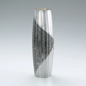 Flower vessel of mokumegane made in heat welding method.