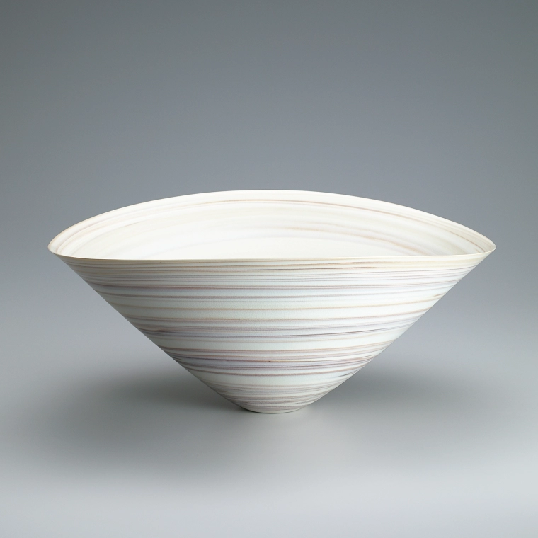photo Large bowl with marbled decoration.