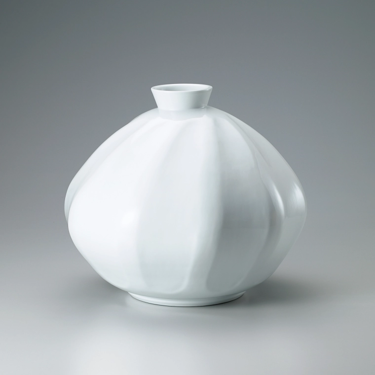 photo White porcelain faceted jar.