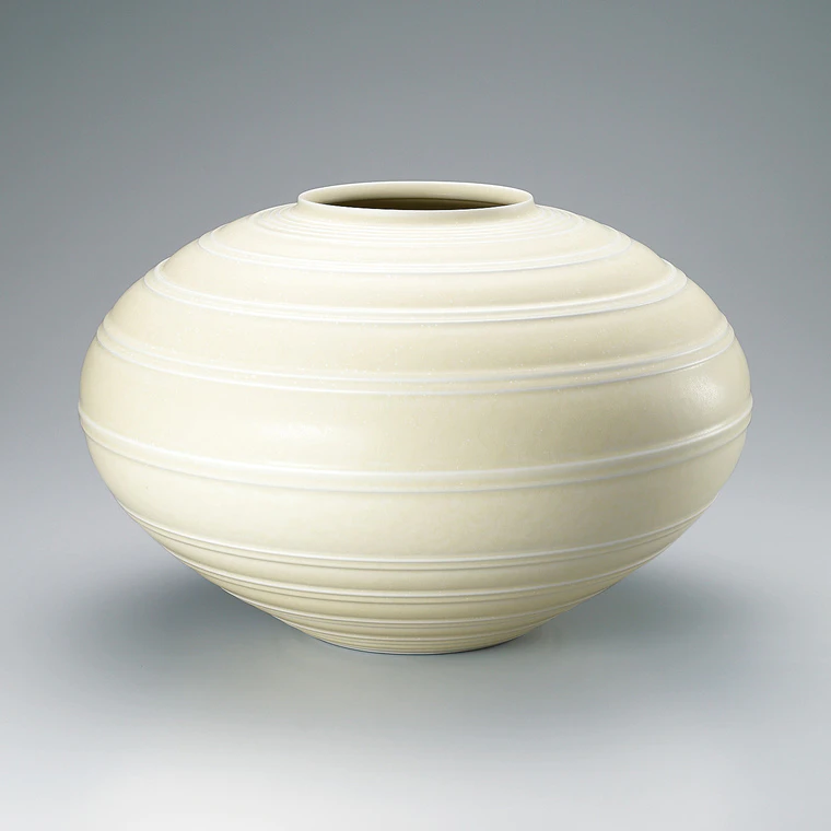 photo White porcelain jar.