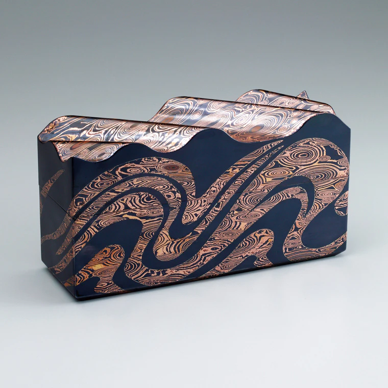 photo Box of mokumegane made of gold, silver and copper with cutout inlay. “Shore with rough waves”