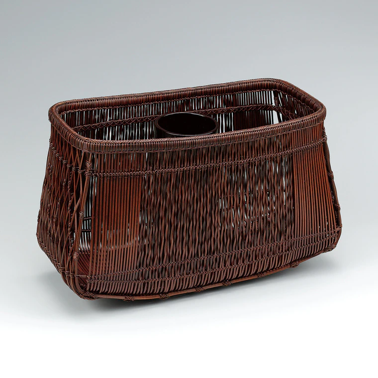 photo Flower basket of masawari bamboo splits with twist design and suri-urushi. “Farming in fine days and reading in rainy days”