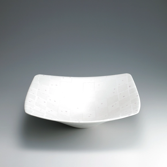 Square bowl colored in shōenji.