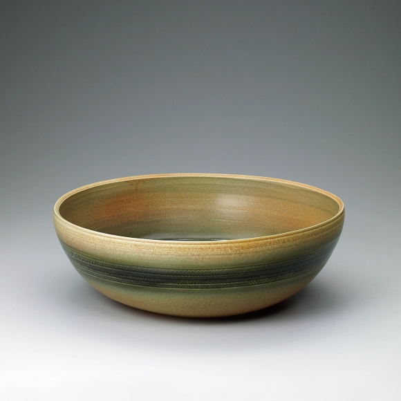 Hagi bowl with green glaze and line design.