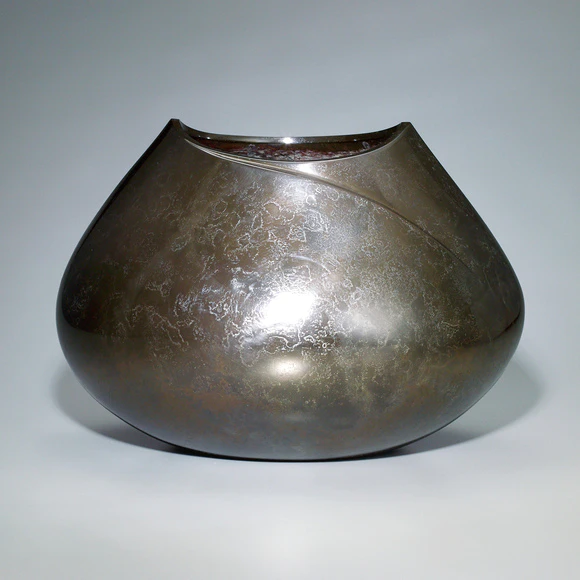 Flower vessel of rōgin. “Wearing”