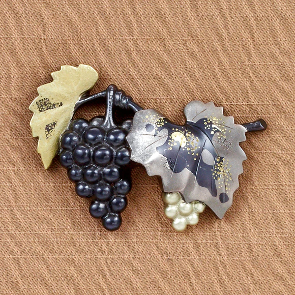 Ornamental fitting in shape of grapes.