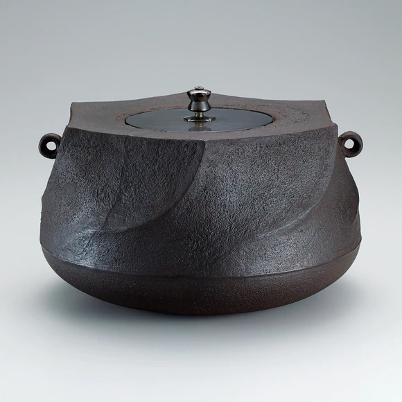 Hexagonal tea ceremony kettle with ridge line design.