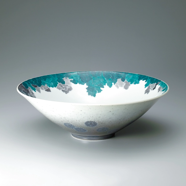 photo Bowl with chrysanthemum design in overglaze enamel and sprayed underglaze black ink, and in sumi-hajiki and sekka.