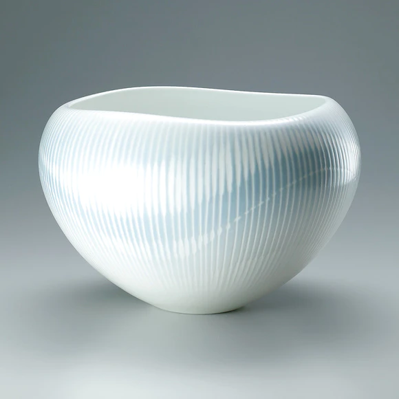 Deep bowl with luster colored glaze decoration. “Sō”