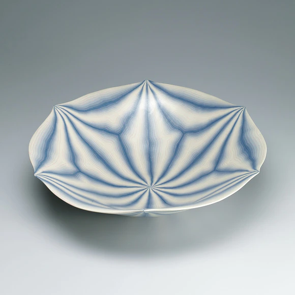 Marbled bowl with pointed rim.