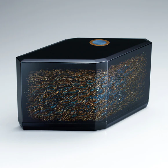 Box with design in makie. “Sound of waves”