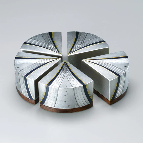 Small layered boxes. “Silver–Ryūshōka”