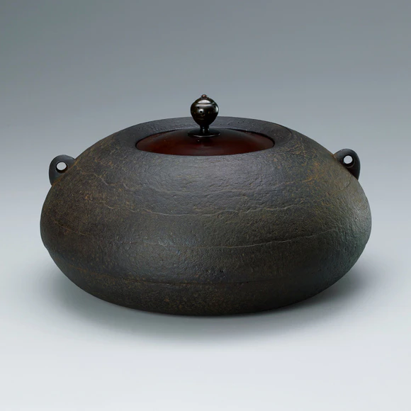 砂鉄鶴亀紋羽広形鉄瓶(鈴木 盛久)｜ギャラリージャパン