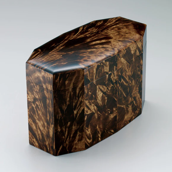 Coffer of horse chestnut wood.