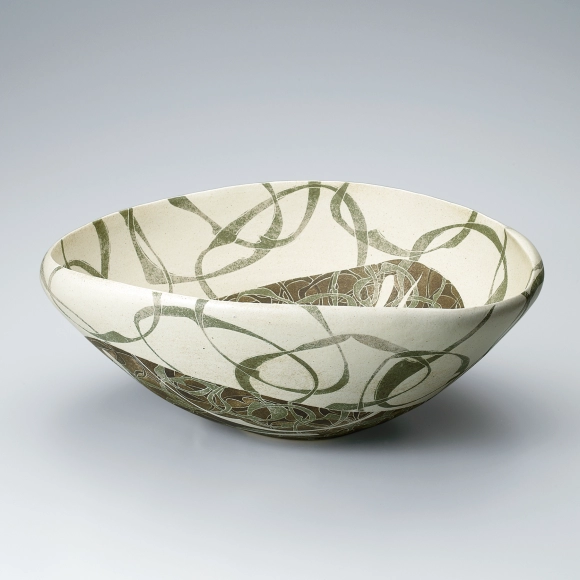 Bowl with circle design in kaminuki.