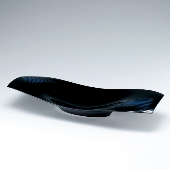 Food vessel with design in urushi carving and kinma. “Sway”