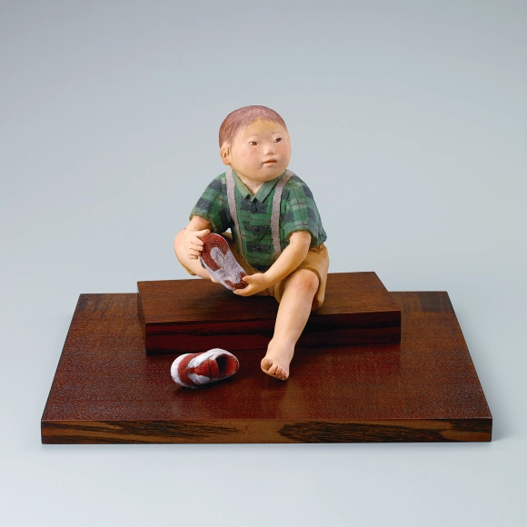 “I’m home”. Ceramic sculpture with marbled clay inlay.