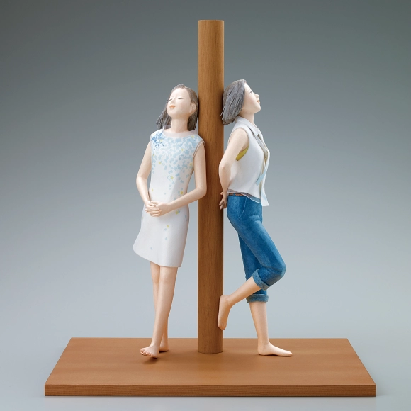 “Thinking of you”. Formed with tōso over wooden core and covered with cloth and paper.