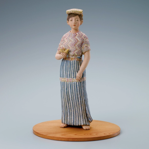 “Mercado”. Ceramic sculpture with overglaze enamel and inlay.