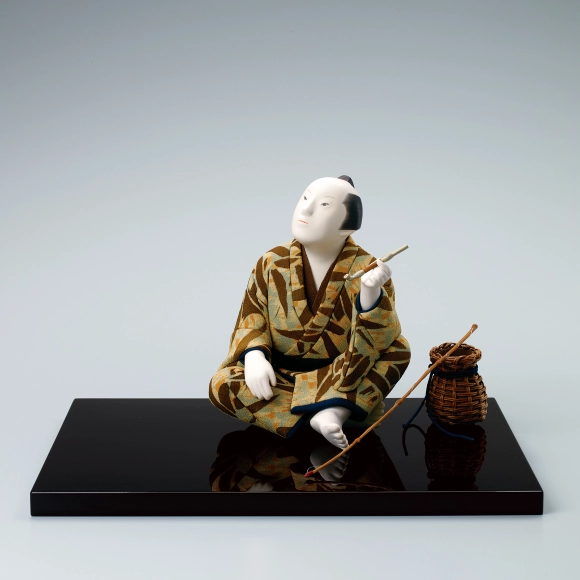 “Clear blue sky of autumn”. Formed with tōso over wooden core and covered with cloth in kimekomi method.