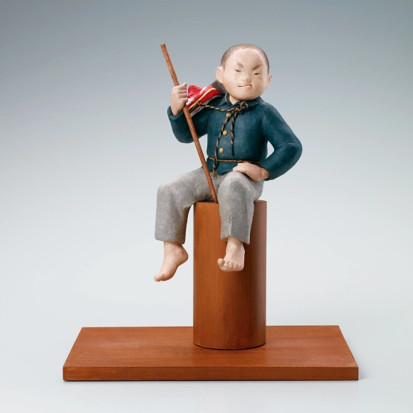 “King of the hill”. Formed with tōso over wooden core and covered with paper.