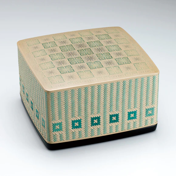 Box of rantai with kinma for sweets. “Early summer wind”