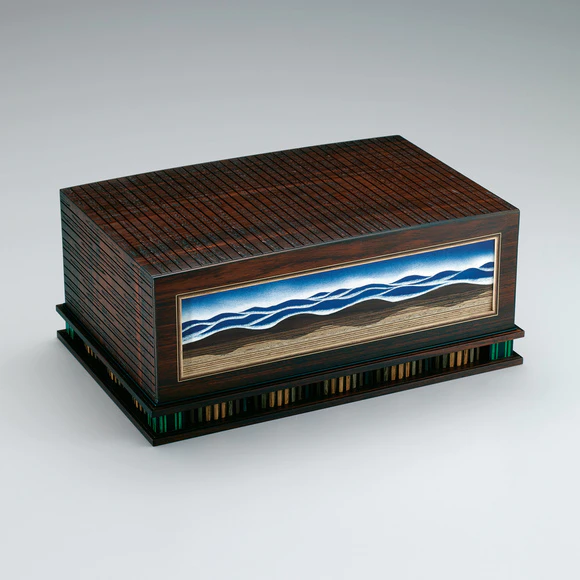 Box with design in marquetry and bachiru inlay.