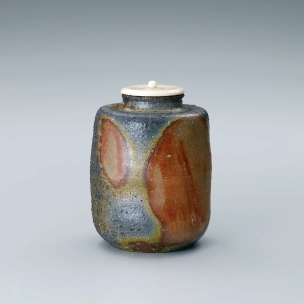 Bizen tea caddy with kiln mutation effects.