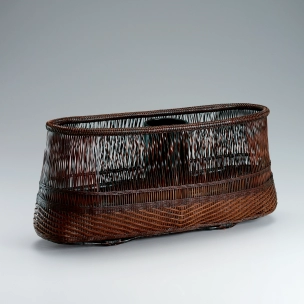 Flower basket of hirawari bamboo splits with twist design and suri-urushi. “Kagerō in’ei”
