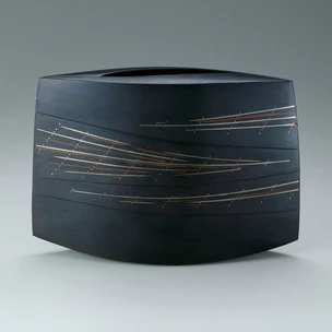 鋳ぐるみ鋳銅花器「宙擁」