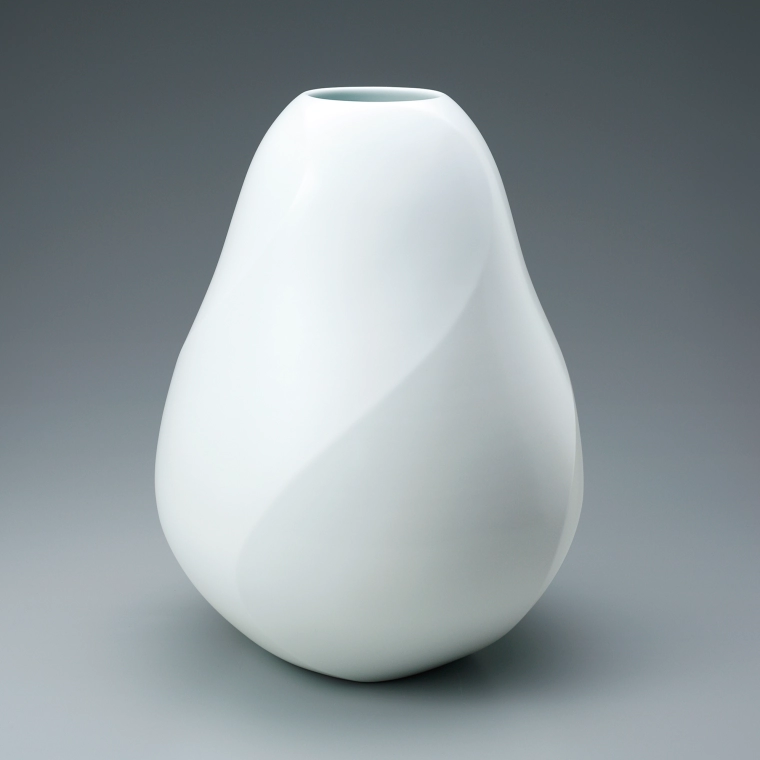 photo White porcelain jar with twisted sides.