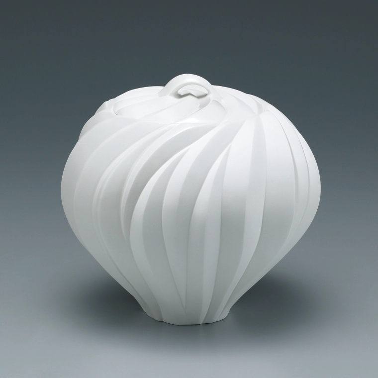 photo White porcelain tea ceremony fresh water jar.