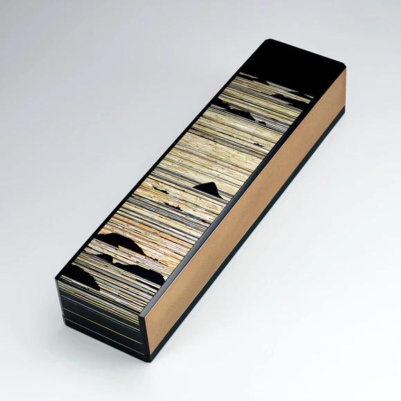 Box for tanzaku and writing tools with design in irokirigai and makie. “Morning of calm”