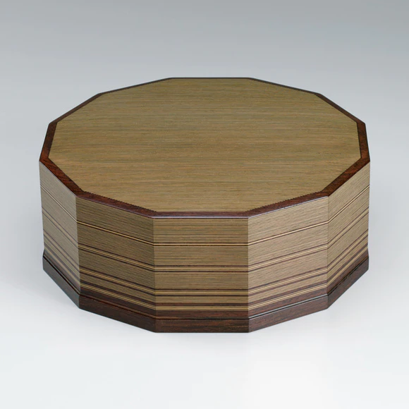 Coffer of red sandalwood with wood inlay decoration. “Peacefulness”