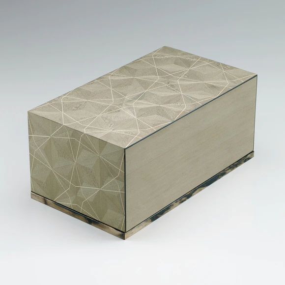 Box of jindai cedar wood with inlay decoration.