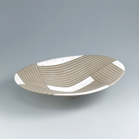Oval bowl with design in shōenji.