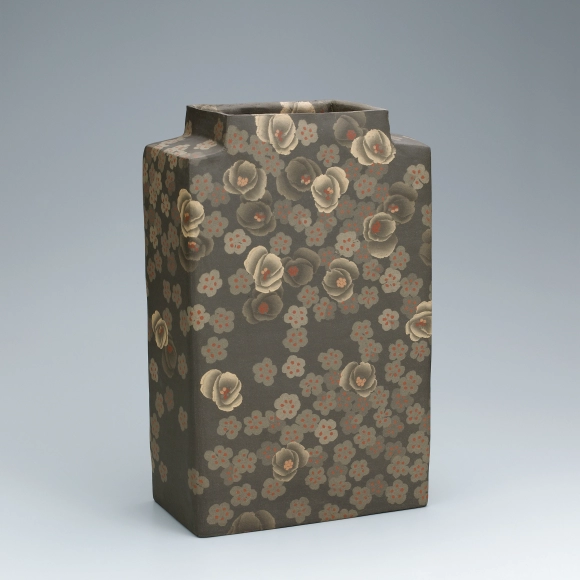 Mumyōi jar with marbled flower design.