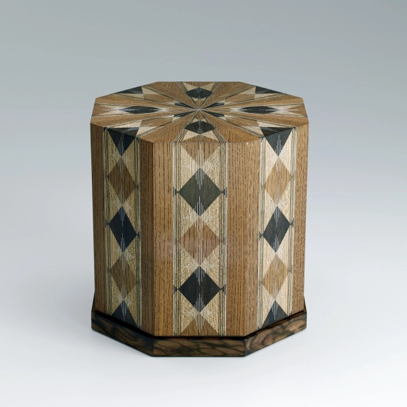 Box of jindai zelkova wood with marquetry decoration.