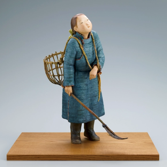 “Faraway”. Formed with tōso over wooden core and covered with cloth and paper.