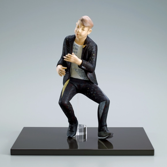 “Playing music”. Formed with tōso and covered with paper.