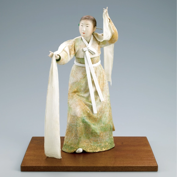 “Moonlight”. Formed with tōso over wooden core and covered with cloth and paper.