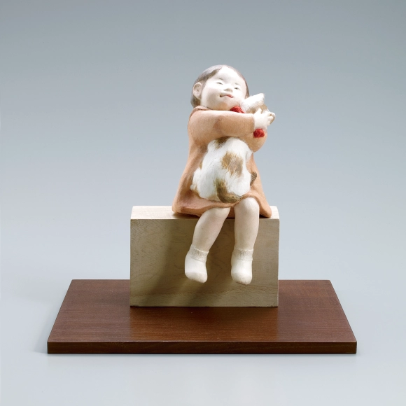 “Let me hold you”. Formed with tōso over wooden core and covered with paper.